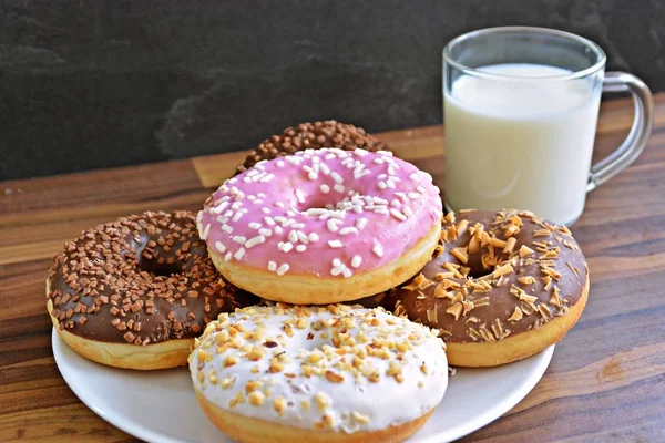 Wooden Surface Plate Different Donuts Which Have Different Glasuer Sprinkles — Stock Photo, Image