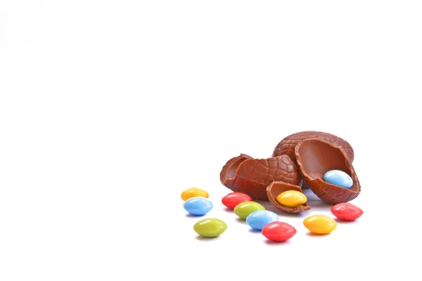 Fragmentos Ovo Páscoa Chocolate Encontram Uma Superfície Branca Enchem Chocolate — Fotografia de Stock