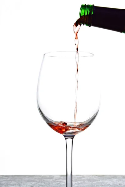 Närbild Hälla Vin Glas Från Flaska Mot Vit Bakgrund — Stockfoto