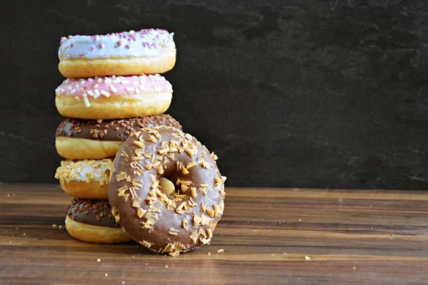 Varios Donuts Con Chocolate Nueces Apilan Juntos Una Pila Con — Foto de Stock