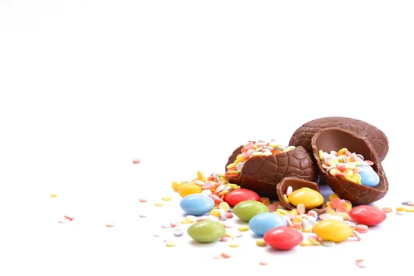 Frammenti Uovo Pasqua Cioccolato Trovano Una Superficie Bianca Sono Pieni — Foto Stock