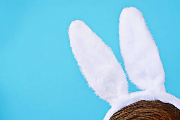 Ein Mann Trägt Ein Stirnband Mit Flauschigen Hasenohren Vor Einem — Stockfoto