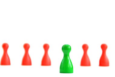 Birçok rakamlar renkli bir yüzey üzerinde ayakta, rakamlar biri diğerlerinden daha farklı bir renk vardır ve ön planda daha fazla standları, diğer olanlar arka planda gizli olarak görülür 