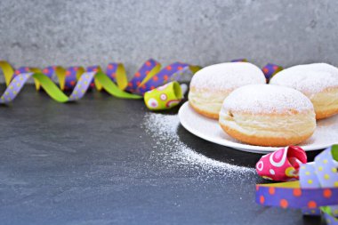 Geleneksel karnaval sezonu nda Almanya'da pişmiş sözde Krapfen, karanlık bir yüzey üzerinde yalan - çörekler pudra şekeri serpilir