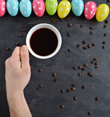 renkli yumurta ile kahve çekirdekleri fincan yakın çekim görünümü