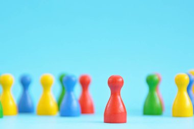 Birçok rakamlar renkli bir yüzey üzerinde ayakta, rakamlar biri diğerlerinden daha farklı bir renk vardır ve ön planda daha fazla standları, diğer olanlar arka planda gizli olarak görülür 