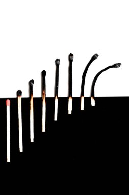 siyah beyaz arka plan üzerinde son bir yanmamış maç ile birçok yanmış maçlar yakın çekim görünümü