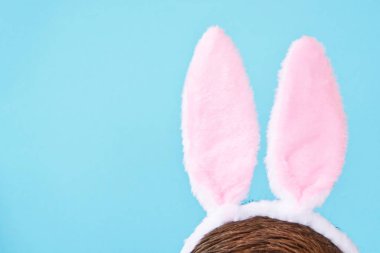 Bir adam bir tek renkli arka plan önünde kabarık tavşan kulakları ile bir kafa bandı giyer - bir tavşan kulakları kafa bandı ve metin veya diğer unsurlar için yer ile paskalya kavramı