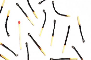 beyaz arka plan üzerinde birçok yanmış maçların yakın çekim görünümü