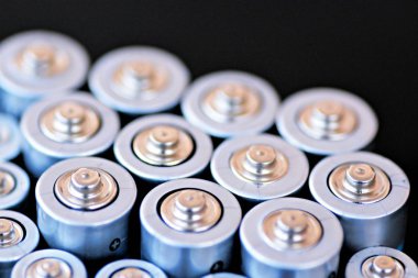 Aaa ve Aa tipi piller bir sürü karanlık bir zemin üzerinde yalan ve postive kutup üstünden fotoğraflandı