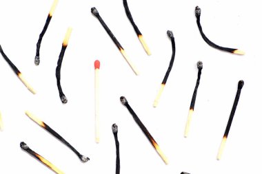 beyaz arka plan üzerinde birçok yanmış maçların yakın çekim görünümü