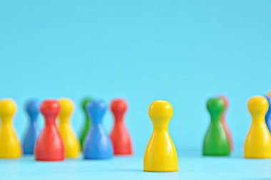 Birçok rakamlar renkli bir yüzey üzerinde ayakta, rakamlar biri diğerlerinden daha farklı bir renk vardır ve ön planda daha fazla standları, diğer olanlar arka planda gizli olarak görülür 