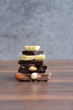Çikolata farklı türde bir ahşap arka plan üzerinde yığılmış-çikolata cips ile kavramı 