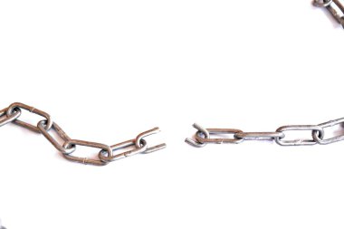 beyaz arka plan karşı kırık zincirin yakın çekim görünümü