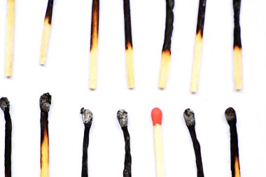 beyaz arka plan üzerinde birçok yanmış maçların yakın çekim görünümü