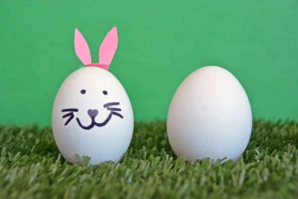 Eier Mit Hasengesicht Bemalt Und Hasenohren Geklebt Liegen Auf Einer — Stockfoto
