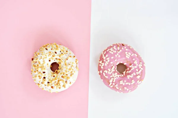 Dos Rosquillas Una Rosa Con Desmoronamiento Otra Blanca Con Mentira — Foto de Stock