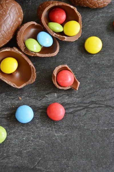 Několik Čokoládových Vajíček Tmavém Mramorovém Povrchu Nichž Některé Jsou Rozbité — Stock fotografie