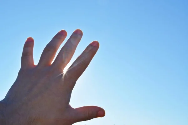 Nahaufnahme Der Hand Vor Blauem Himmel Mit Sonne — Stockfoto
