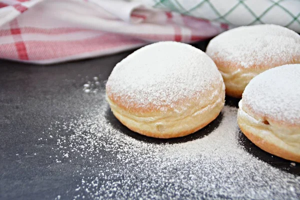 Takzvaná Krapfen Která Během Karnevalu Tradičně Pečují Německu Leží Tmavých — Stock fotografie