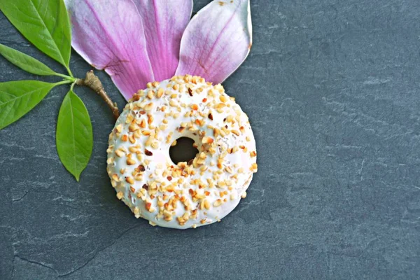 Rosquilla Blanca Vidriada Con Las Astillas Quebradizas Encuentra Sobre Superficie — Foto de Stock