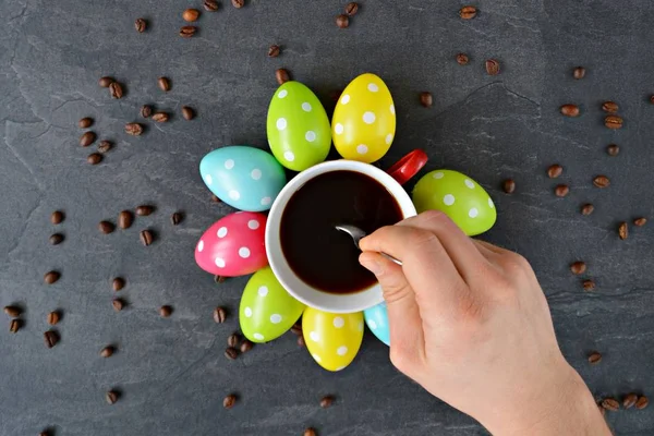Närbild Kaffebönor Kopp Med Färgglada Ägg — Stockfoto