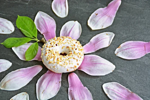 Rosquilla Blanca Vidriada Con Las Astillas Quebradizas Encuentra Sobre Superficie — Foto de Stock