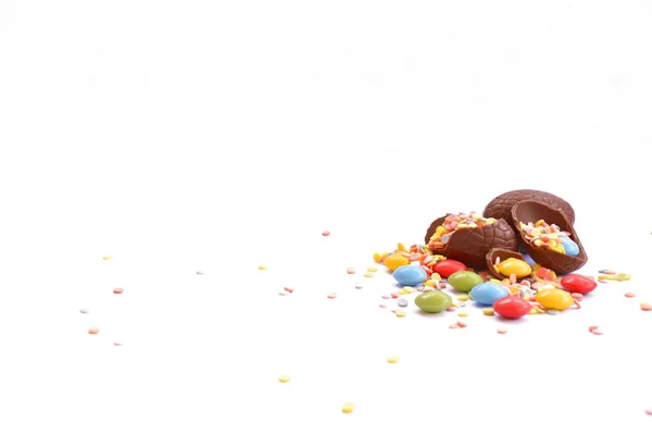 Les Fragments Œuf Pâques Chocolat Reposent Sur Une Surface Blanche — Photo