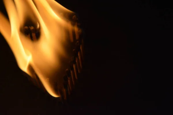 그들은 불꽃으로 구울로 일치는 어두운 지역에 충실하고 마음의 모양을 가지고 — 스톡 사진