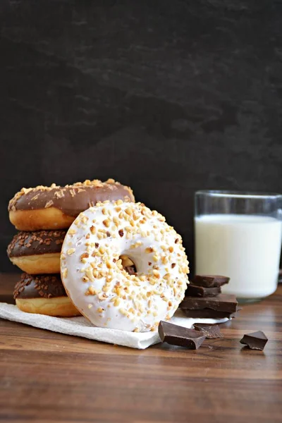 Glasierte Donuts Mit Spröden Splittern Und Anderen Schokokrapfen Liegen Auf — Stockfoto