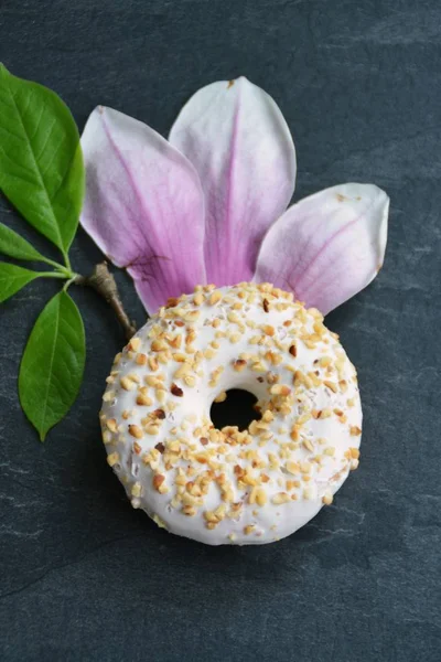 Rosquilla Blanca Vidriada Con Las Astillas Quebradizas Encuentra Sobre Superficie — Foto de Stock