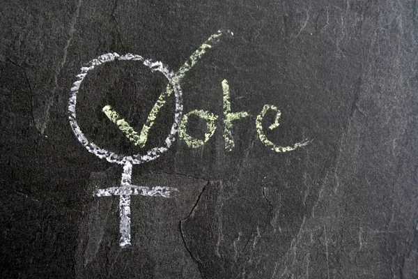 女人的标志被涂在深色的大理石表面 钩子上画着绿色 妇女选举权的概念 — 图库照片