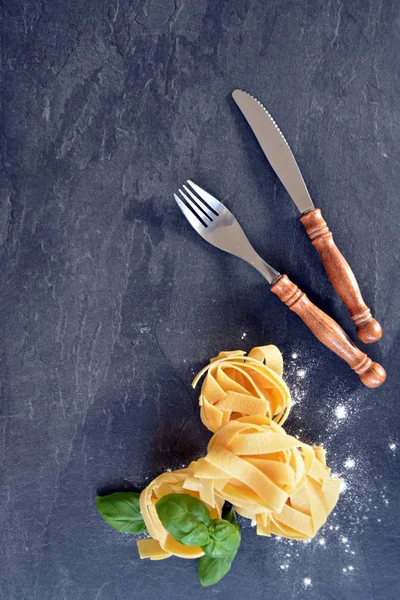 Los Fideos Pasta Del Tipo Tagliatelle Encuentran Una Superficie Mármol —  Fotos de Stock