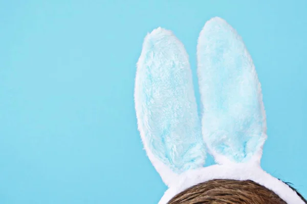 Чоловік Носить Пов Язку Пухнастими Вухами Кролика Перед Однокольоровим Тлом — стокове фото