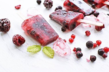 Yabani çilek ev yapımı popsicles , ferahlatıcı sağlıklı organik buz  