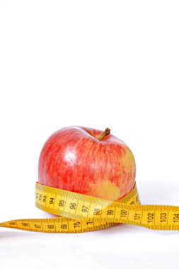 Sarı bir ölçüm bandı bir elma etrafında sarılmış, diyet ve zayıflama metin veya diğer unsurlar için yer ile sağlık nedeniyle kavramı