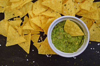 Lezzetli ve taze tuzlu atıştırmalık, taze guacamole