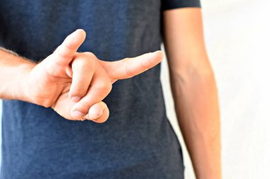 Genç bir adam avuçlarını gösterir - farklı ülkelerde farklı anlamlara sahip bir jest, adamın ellerine odaklanarak