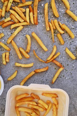 Deniz tuzu taneleri ve patates kızartması baharat ile gevrek kızarmış patates kızartması 