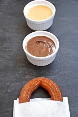 Kahvaltı veya öğleden sonra için yuvarlak churro lezzetli tatlı gıda