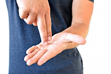 Elleriyle jest yapan yirminci orta adamın gövdesindeki fotoğraf