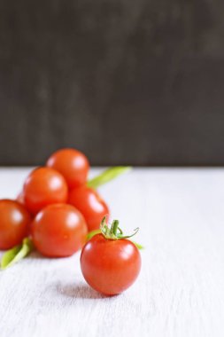 kiraz domates parlak ahşap bir yüzey üzerinde yalan 
