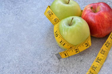 elma bir ölçüm bandı sarılmış - eğlenceli kılan sağlıklı kilo kaybı için kavram 