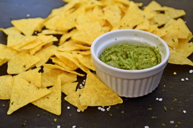 Lezzetli ve taze tuzlu atıştırmalık, taze guacamole
