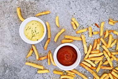 Deniz tuzu taneleri ve patates kızartması baharat ile gevrek kızarmış patates kızartması 