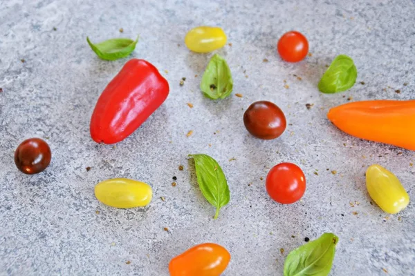 Los Tomates Pequeños Encuentran Junto Con Pimienta Pequeña Las Hojas — Foto de Stock