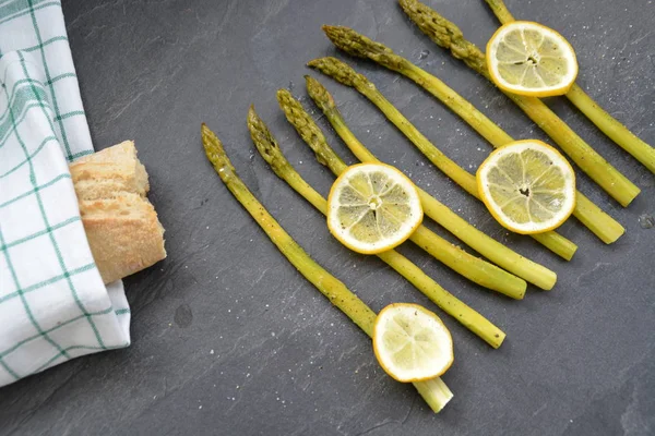 Vers Gekookte Groene Asperges Met Schijfjes Citroen Bespimpeld Met Specerijen — Stockfoto