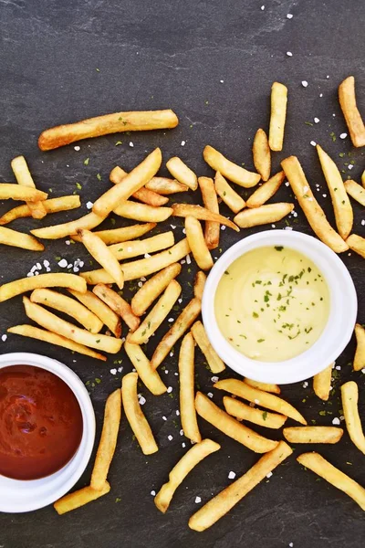 Patatine Fritte Fresche Colore Giallo Dorato Fondo Marmoreo Scuro Cui — Foto Stock