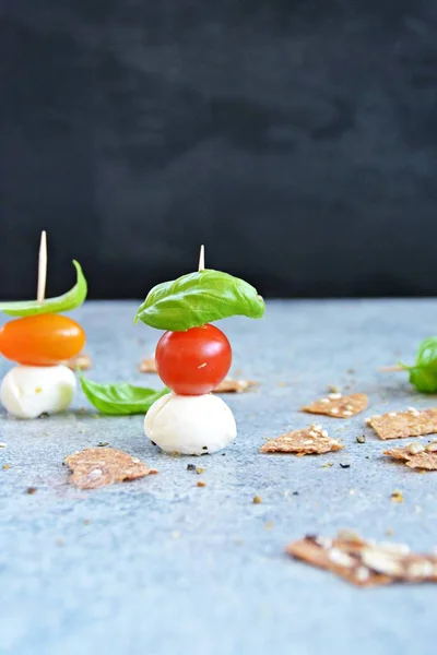 Pequeños Tomates Diferente Variedad Color Encuentran Una Superficie Mármol Gris — Foto de Stock