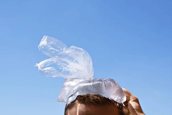 Een Man Hun Twintigers Koelt Zijn Hoofd Met Een Plastic — Stockfoto